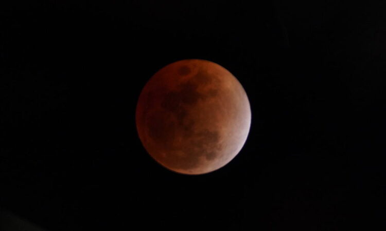 周防大島の夜空を彩る皆既月食（星のソムリエ：西山たかし氏撮影）