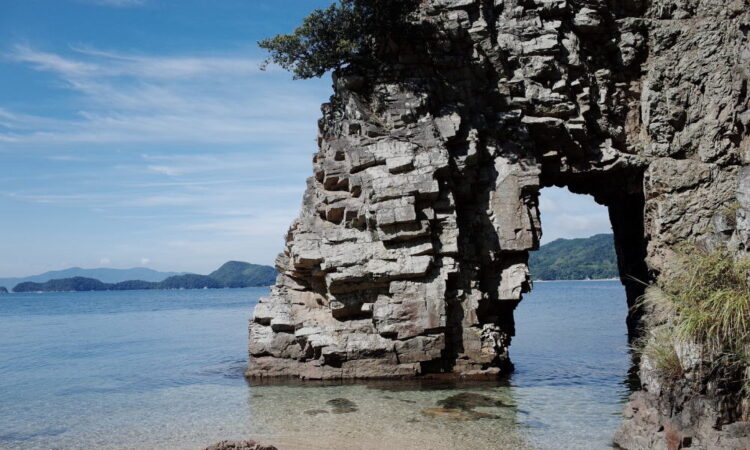 巌門（しあわせ祈岩）