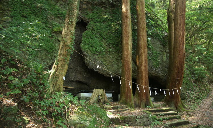 岩屋権現（しあわせ祈岩）