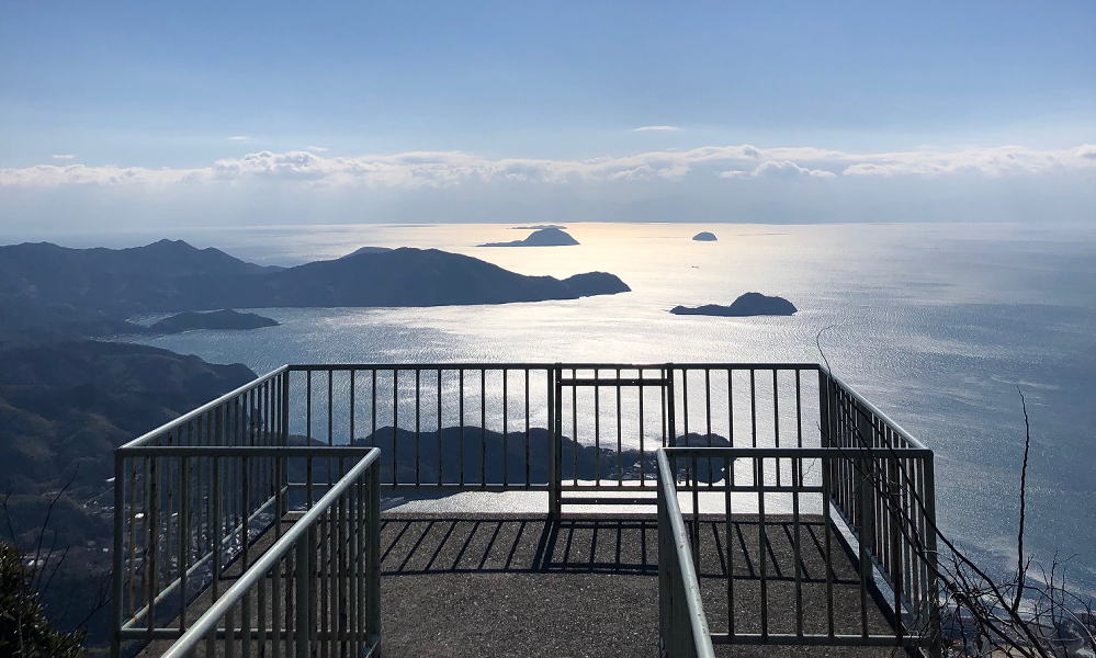 岩屋権現（しあわせ祈岩）